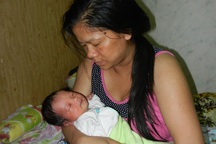 Nỗi lòng của bà mẹ Việt sinh con trong hoạn nạn ở Nga