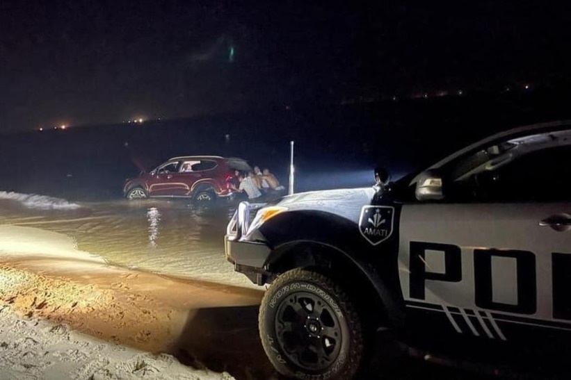 Mang Santa Fe mới ra mắt đi off-road gần biển, tài xế nhận cái kết đắng - 3 Mang Santa Fe mới ra mắt đi off-road gần biển, tài xế nhận cái kết đắng - 3