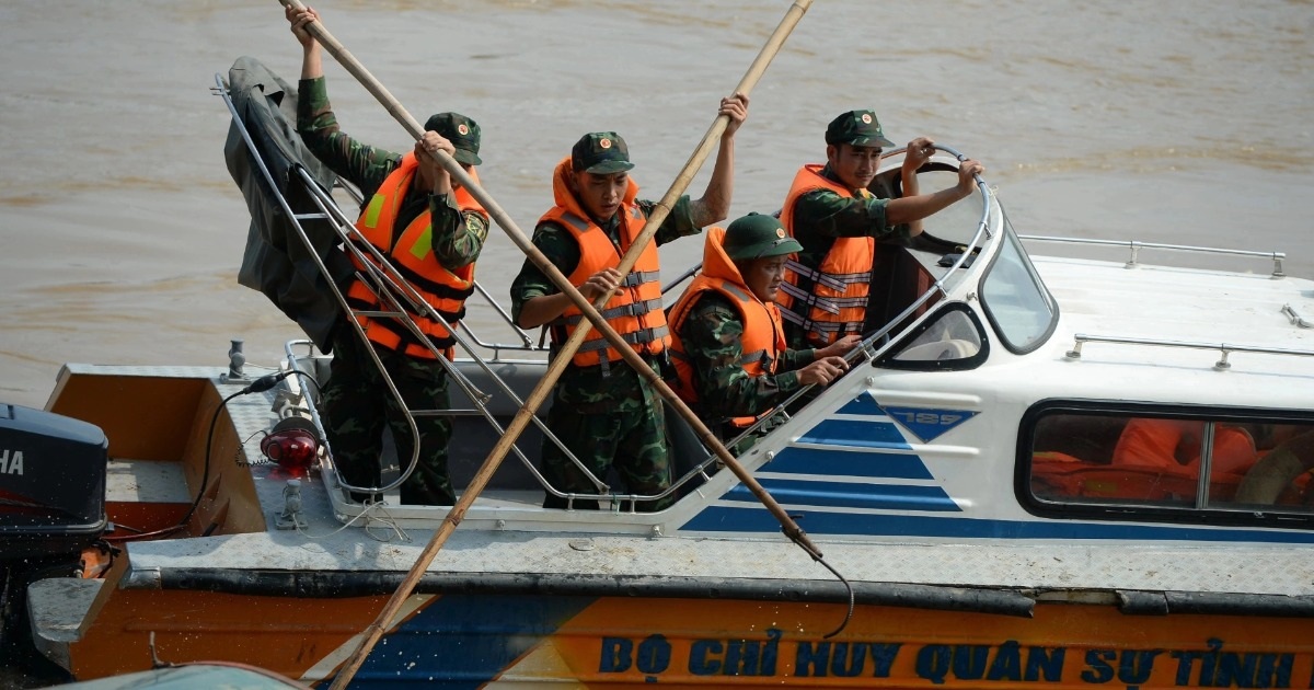 View - Công an, quân đội "quần thảo" sông Hồng tìm nạn nhân vụ cầu Phong Châu | Báo Dân trí