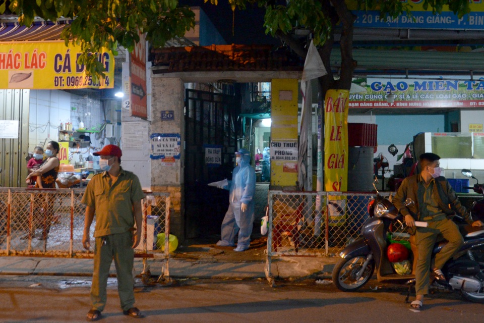 TPHCM: Giám sát 99 người liên quan 2 ca Covid-19 ngoài cộng đồng - 1 TPHCM: Giám sát 99 người liên quan 2 ca Covid-19 ngoài cộng đồng - 1