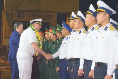 Đà Nẵng đón tàu đổ bộ và tàu tuần dương Hải quân Mỹ