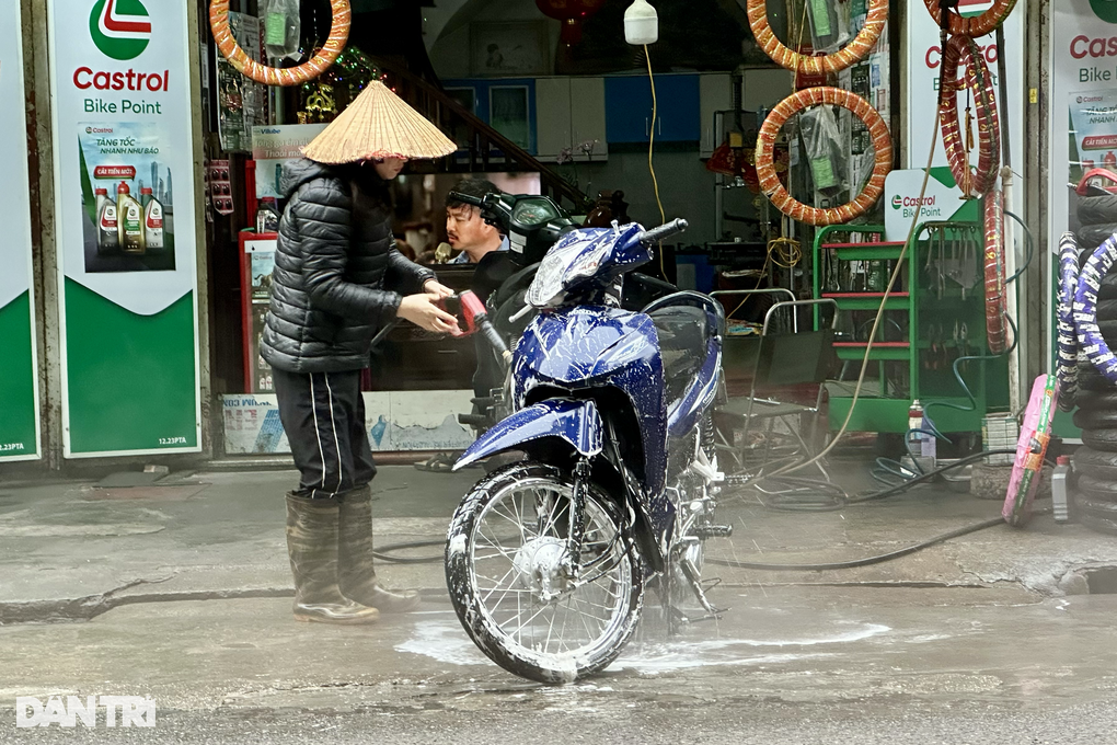 Cần dẹp việc rửa xe máy giữa lòng đường, làm khổ người tham gia giao thông - 1