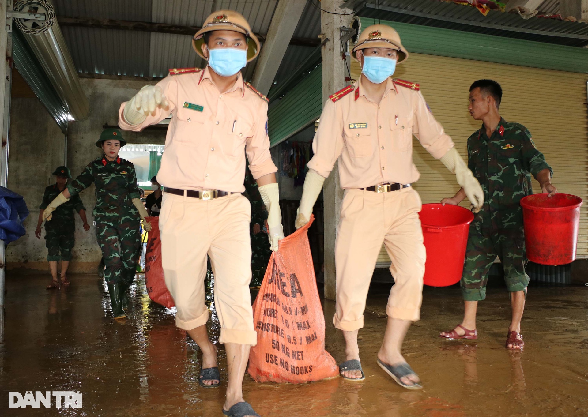 Lực lượng vũ trang có mặt tại điểm nóng giúp dân sau mưa lũ - 9 Lực lượng vũ trang có mặt tại điểm nóng giúp dân sau mưa lũ - 9