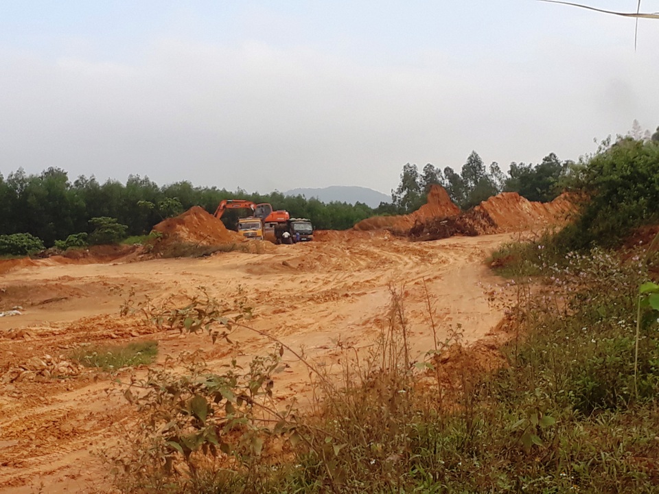 Nghệ An: Rầm rộ khai thác đất trái phép giữa thanh thiên bạch nhật! - 4 Nghệ An: Rầm rộ khai thác đất trái phép giữa thanh thiên bạch nhật! - 4