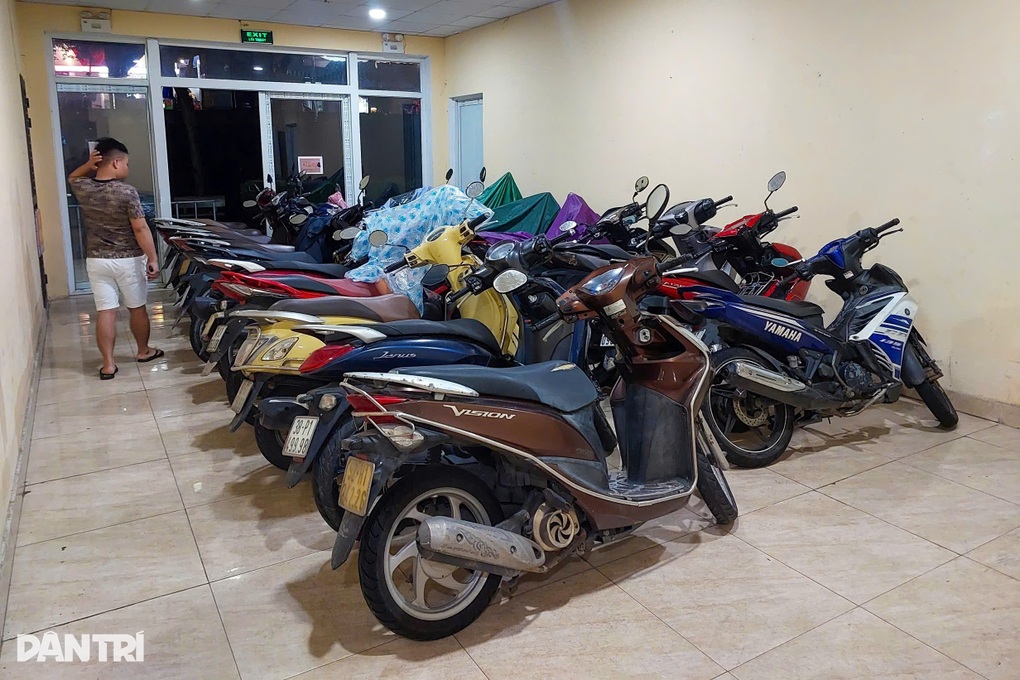 Người dân mua bạt bọc ô tô BMW, đưa xe máy lên tầng cao tránh ngập lụt - 2 Người dân mua bạt bọc ô tô BMW, đưa xe máy lên tầng cao tránh ngập lụt - 2