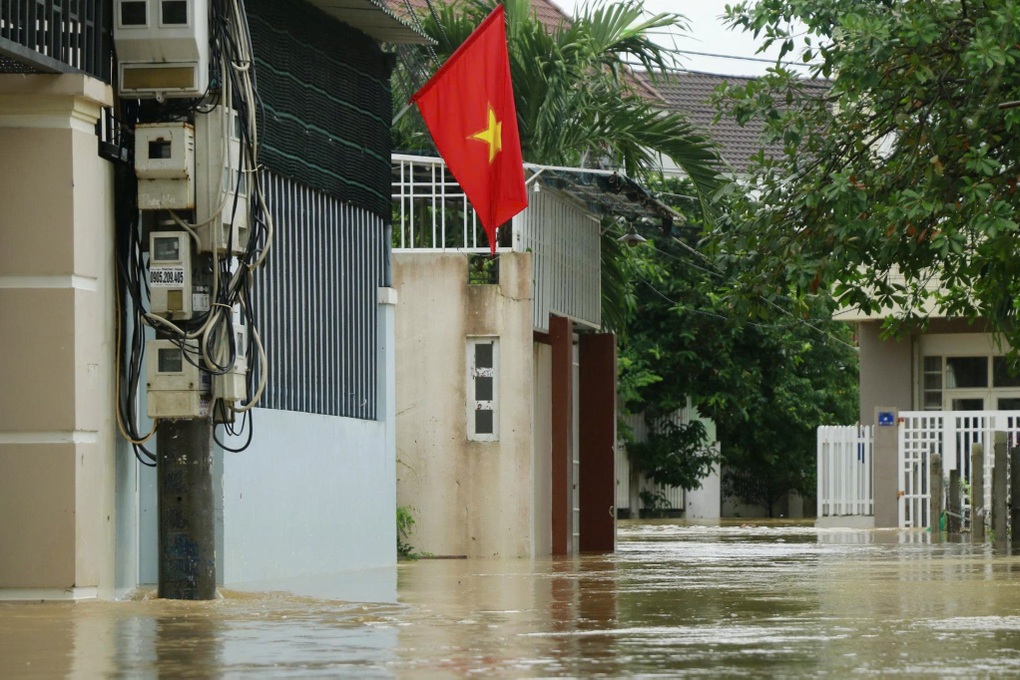 Lũ về nhanh, dân leo mái nhà chờ ứng cứu - 1