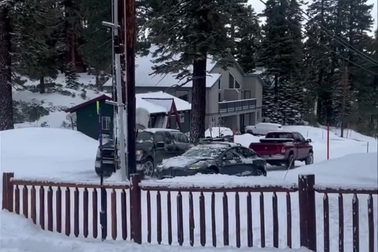 Bánh quấn xích cũng không thể cứu chiếc Tesla khỏi trôi tự do và đâm đụng