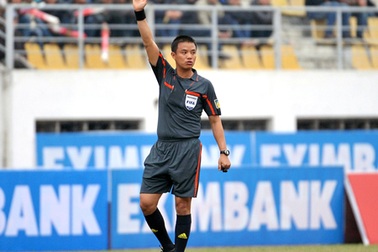 Trọng tài Võ Quang Vinh giành “chiếc còi vàng” 2011