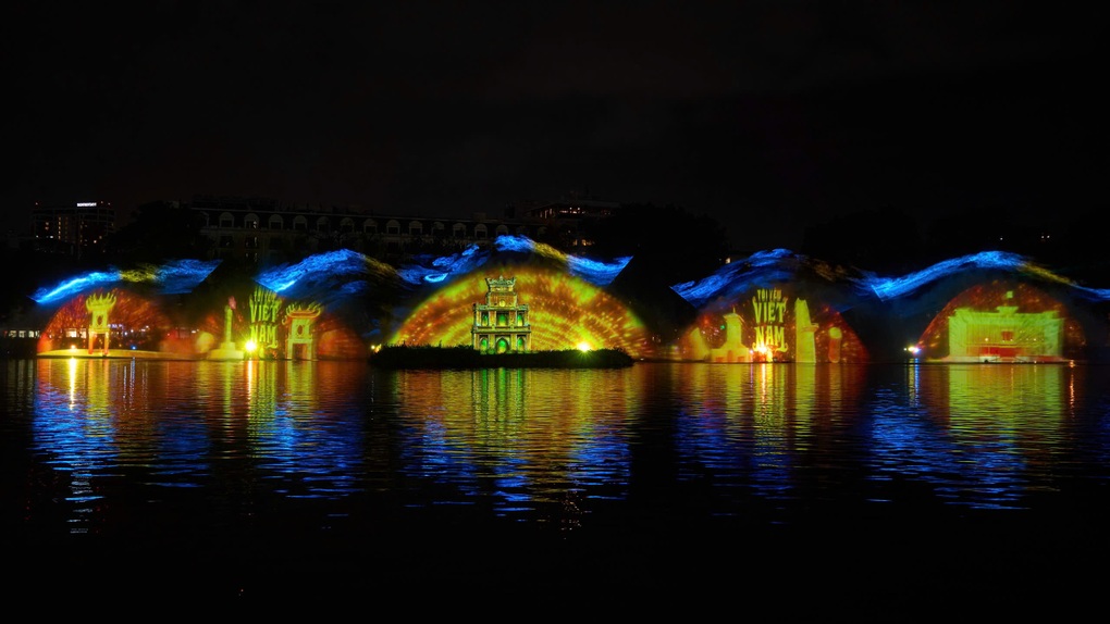 “Hà Nội rạng rỡ” thắp sáng Hồ Gươm bằng nghệ thuật 3D Mapping kỷ niệm Quốc khánh - 2