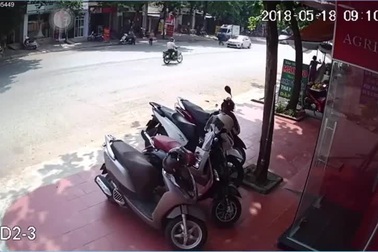 Đi bộ qua đường, cô gái bị ô tô hất tung lên