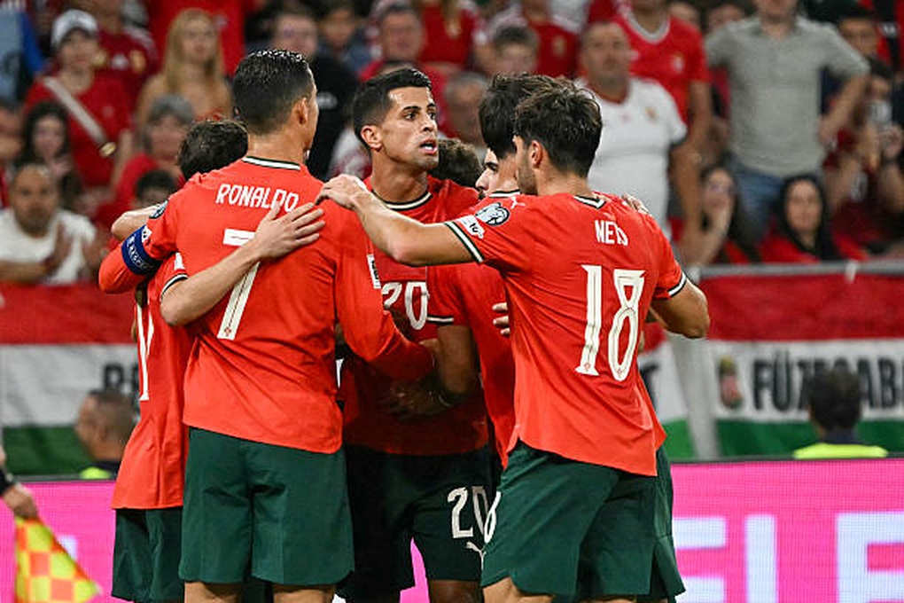 Ronaldo tỏa sáng cùng Bồ Đào Nha, tuyển Anh và Pháp giành 3 điểm - 2 Ronaldo tỏa sáng cùng Bồ Đào Nha, tuyển Anh và Pháp giành 3 điểm - 2