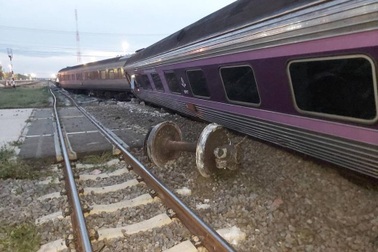 Tàu hỏa trật đường ray ở Thái Lan, nhiều hành khách bị thương