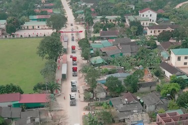 Chú rể "chơi lớn" khi đón dâu bằng đoàn 20 xe đầu kéo container