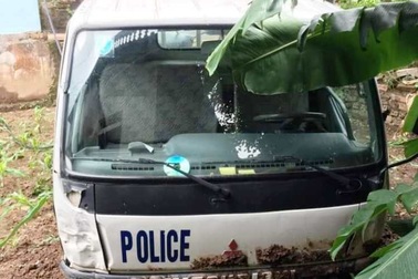 Tránh người đi xe đạp, xe CSGT đâm vào một phụ nữ