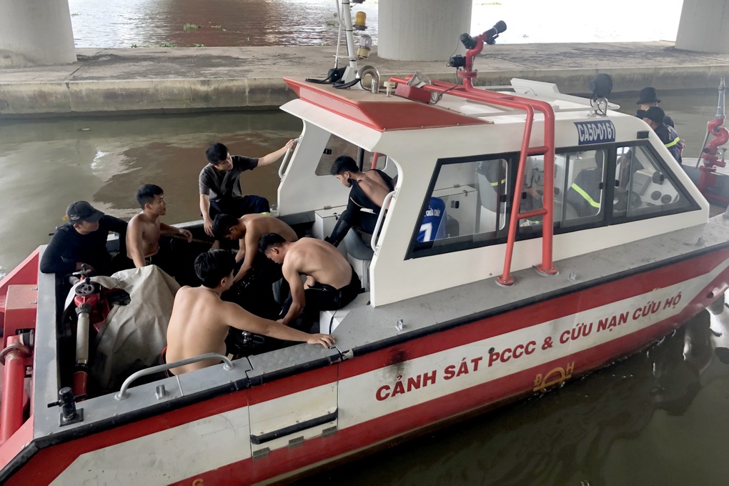 Cảnh sát lặn tìm người phụ nữ bỏ đôi giày nhảy cầu Thủ Thiêm - 1 Cảnh sát lặn tìm người phụ nữ bỏ đôi giày nhảy cầu Thủ Thiêm - 1