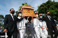 Người dân TPHCM tiễn đưa Phó Chủ tịch Lê Hòa Bình về nơi an nghỉ cuối cùng