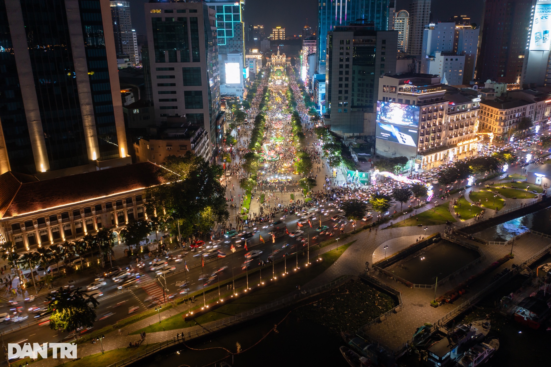 Biển người chen chân xem linh vật rắn dài 50m ở đường hoa Nguyễn Huệ - 13