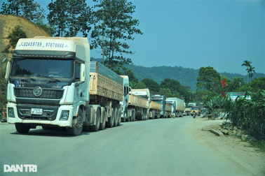 Xe "hổ vồ" gặp sự cố, đường độc đạo đi cửa khẩu Cầu Treo ách tắc