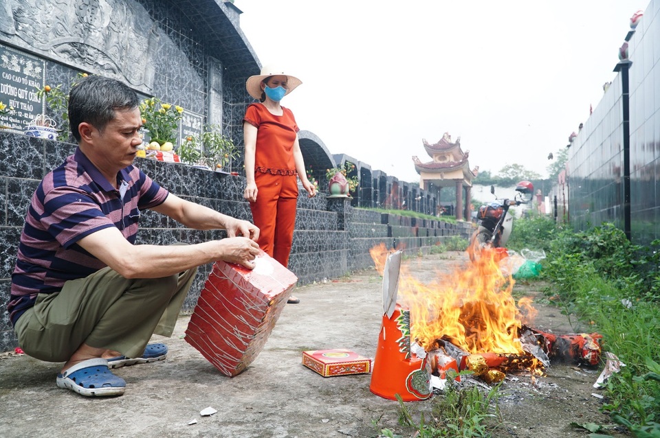 Nhiều người dân đi tảo mộ dịp Tết Thanh minh - 10 Nhiều người dân đi tảo mộ dịp Tết Thanh minh - 10
