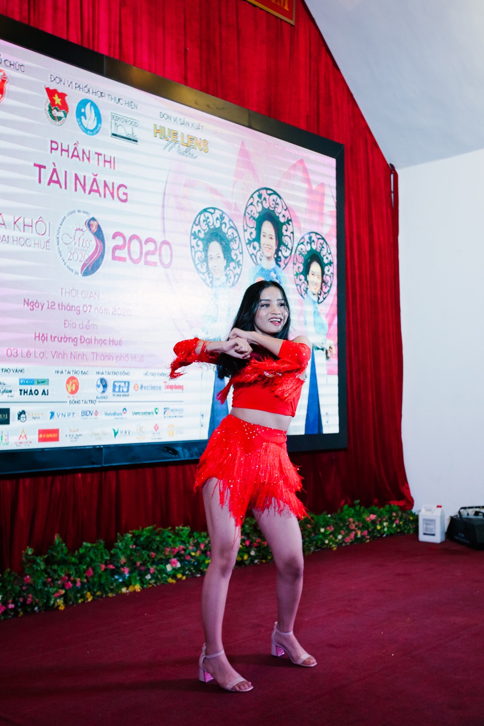 Nữ sinh xinh đẹp trổ tài ở vòng Bán kết Hoa khôi Đại học Huế 2020 - 16 Nữ sinh xinh đẹp trổ tài ở vòng Bán kết Hoa khôi Đại học Huế 2020 - 16