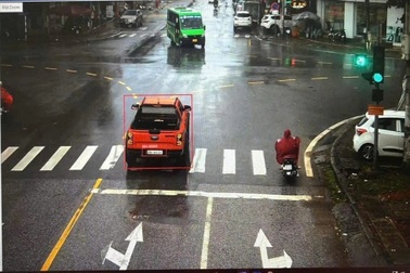 Vượt đèn đỏ, xế hộp lộ biển "siêu đẹp" 98A-96868 giả