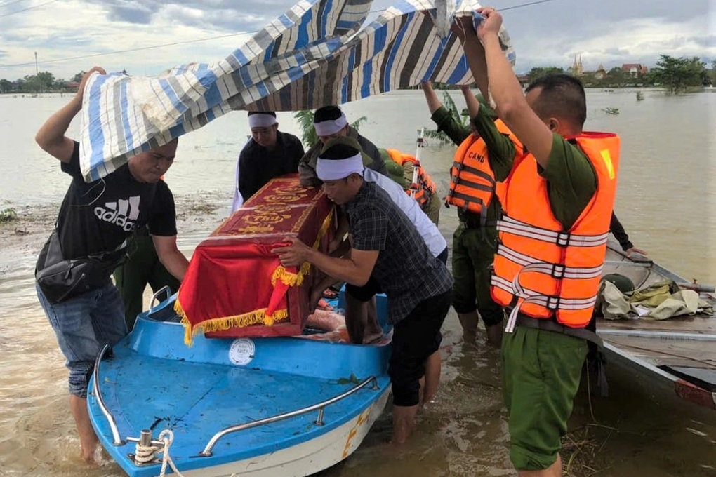 Công an dùng xuồng máy vượt lũ đưa thi thể cụ bà đi hỏa táng - 2 Công an dùng xuồng máy vượt lũ đưa thi thể cụ bà đi hỏa táng - 2