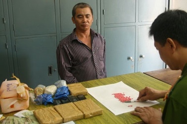 Bắt giữ “trùm sỏ” ma túy thu 4 bánh, 10.000 viên ma túy tổng hợp