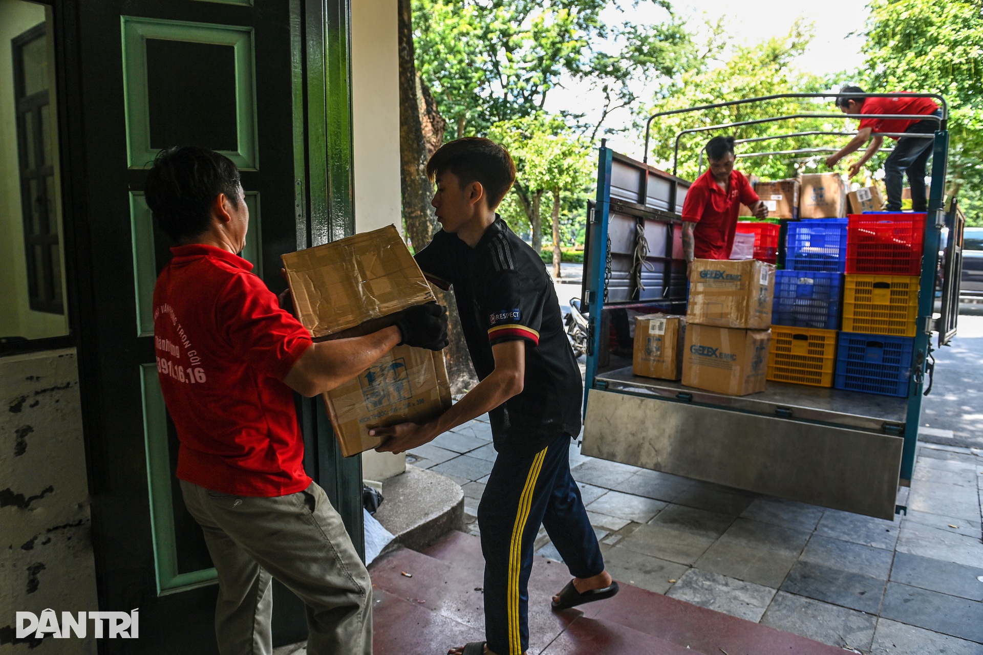 Cảnh khẩn trương dọn đồ đạc, trả mặt bằng cho dự án quảng trường ở hồ Gươm - 5 Cảnh khẩn trương dọn đồ đạc, trả mặt bằng cho dự án quảng trường ở hồ Gươm - 5