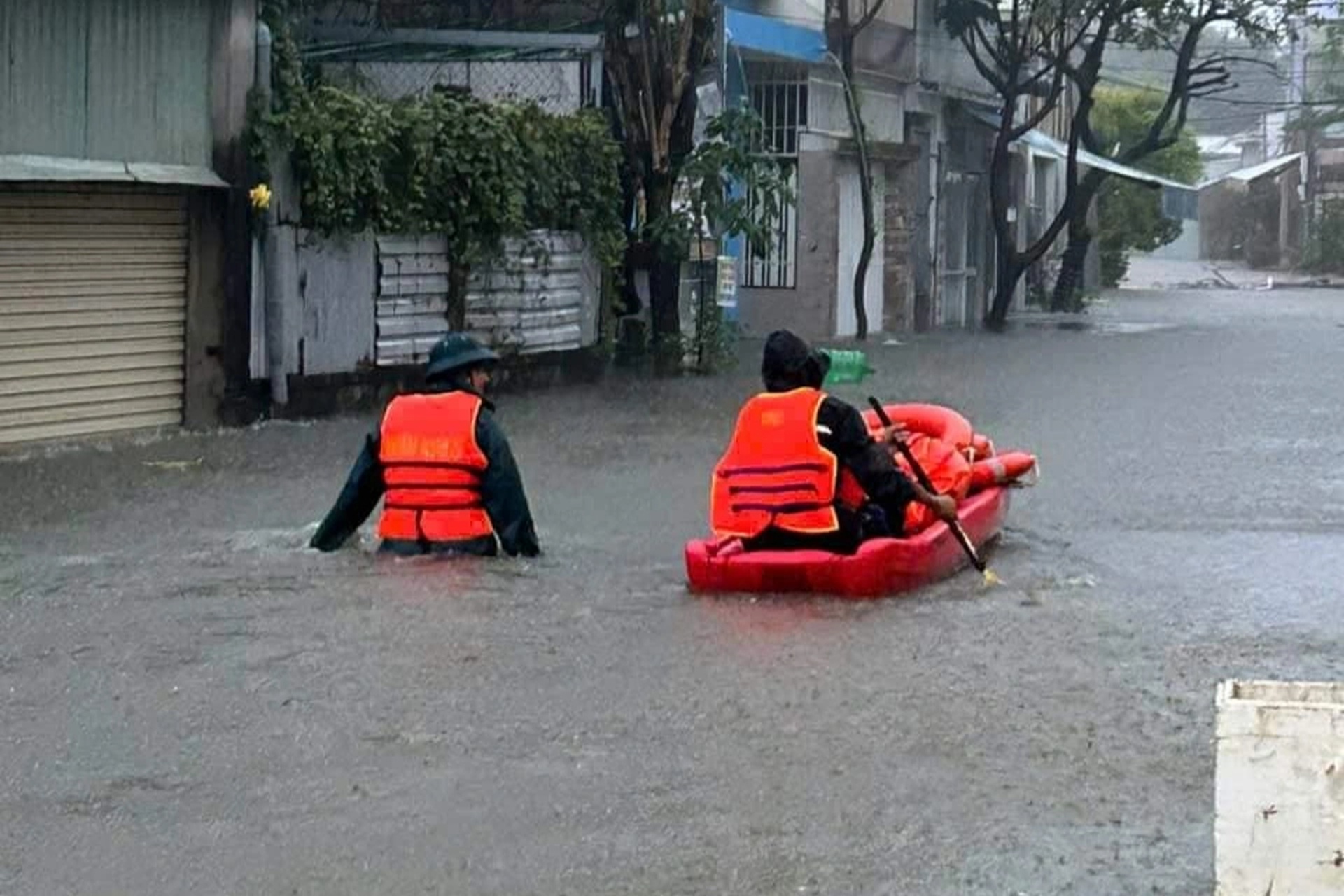 Bộ đội, công an vào rốn ngập ở Đà Nẵng sơ tán dân - 11 Bộ đội, công an vào rốn ngập ở Đà Nẵng sơ tán dân - 11