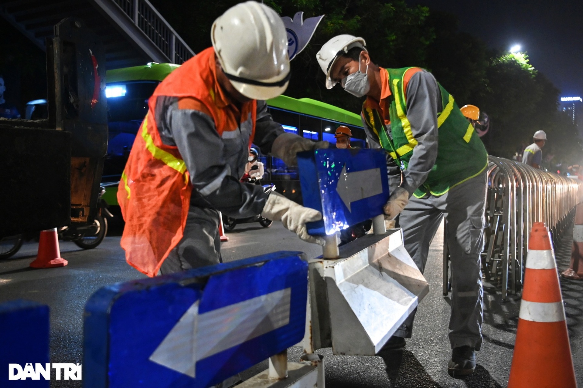 Xuyên đêm gấp rút dựng dải phân cách cứng phân làn đường Nguyễn Trãi - 11 Xuyên đêm gấp rút dựng dải phân cách cứng phân làn đường Nguyễn Trãi - 11