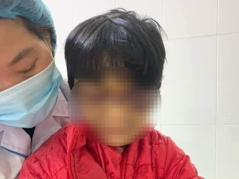 Bé gái 6 tuổi bị mẹ đẻ bạo hành thâm tím mặt mũi, nhốt trong nhà - 1 Bé gái 6 tuổi bị mẹ đẻ bạo hành thâm tím mặt mũi, nhốt trong nhà - 1