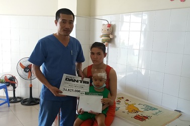 Gần 35 triệu đồng đến với bé 2 tuổi bị ung thư bạch cầu cấp dòng tủy