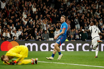 Real Madrid vất vả giành vé vào tứ kết Champions League