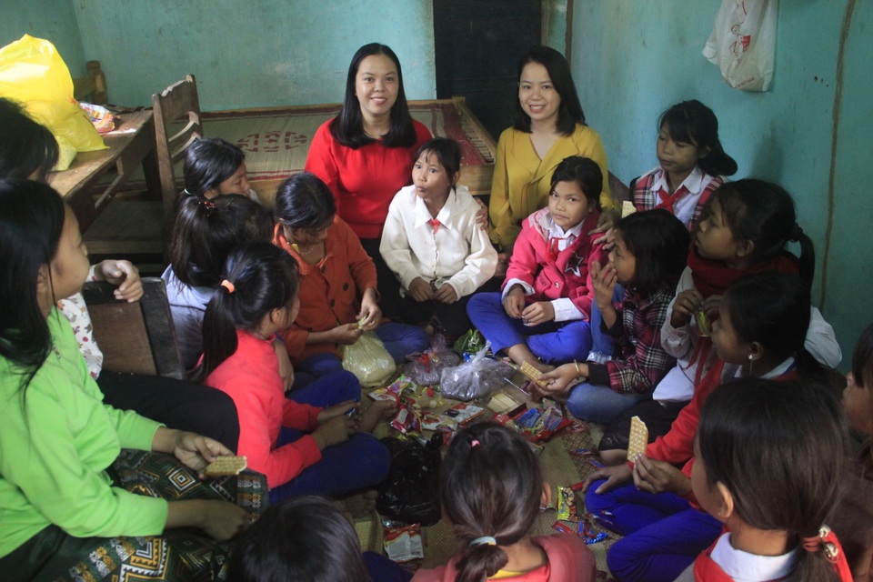 Học sinh miền núi tặng thầy cô hoa dại, sắn rừng, gạo, chuối… trong Ngày Nhà giáo - 6 Học sinh miền núi tặng thầy cô hoa dại, sắn rừng, gạo, chuối… trong Ngày Nhà giáo - 6