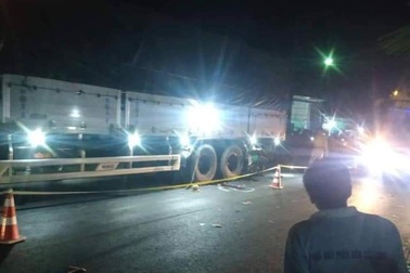 Tông vào đuôi xe tải đang đậu, 2 thanh niên tử vong