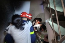 Cháy nhà trọ 6 tầng ở Cầu Giấy, cảnh sát giải cứu được 7 người