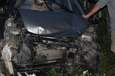 Ô tô chết máy ngay trước mũi tàu hỏa, tài xế thoát chết trong gang tấc