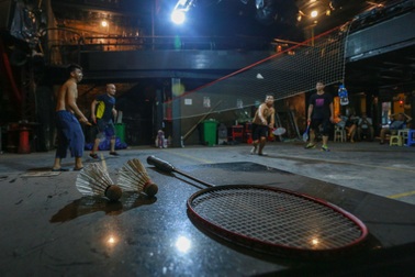 Đóng cửa vì dịch Covid-19, quán bar ở Hà Nội trở thành sân cầu lông