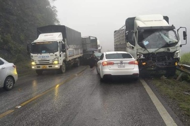 9 xe ô tô tông liên hoàn trên quốc lộ, giao thông ùn tắc kéo dài