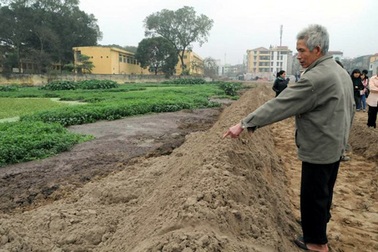 Hút hết bùn để thống kê số mộ bị vùi lấp ở Hoàng Liệt