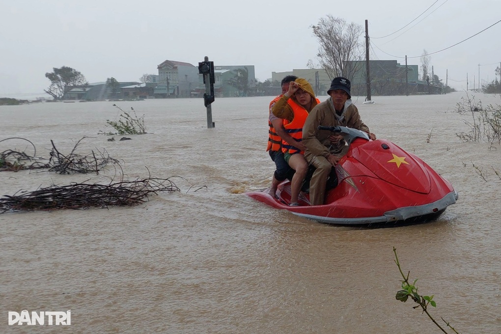 Lũ lên nhanh, Chủ tịch Gia Lai yêu cầu sơ tán dân trong đêm - 2 Lũ lên nhanh, Chủ tịch Gia Lai yêu cầu sơ tán dân trong đêm - 2