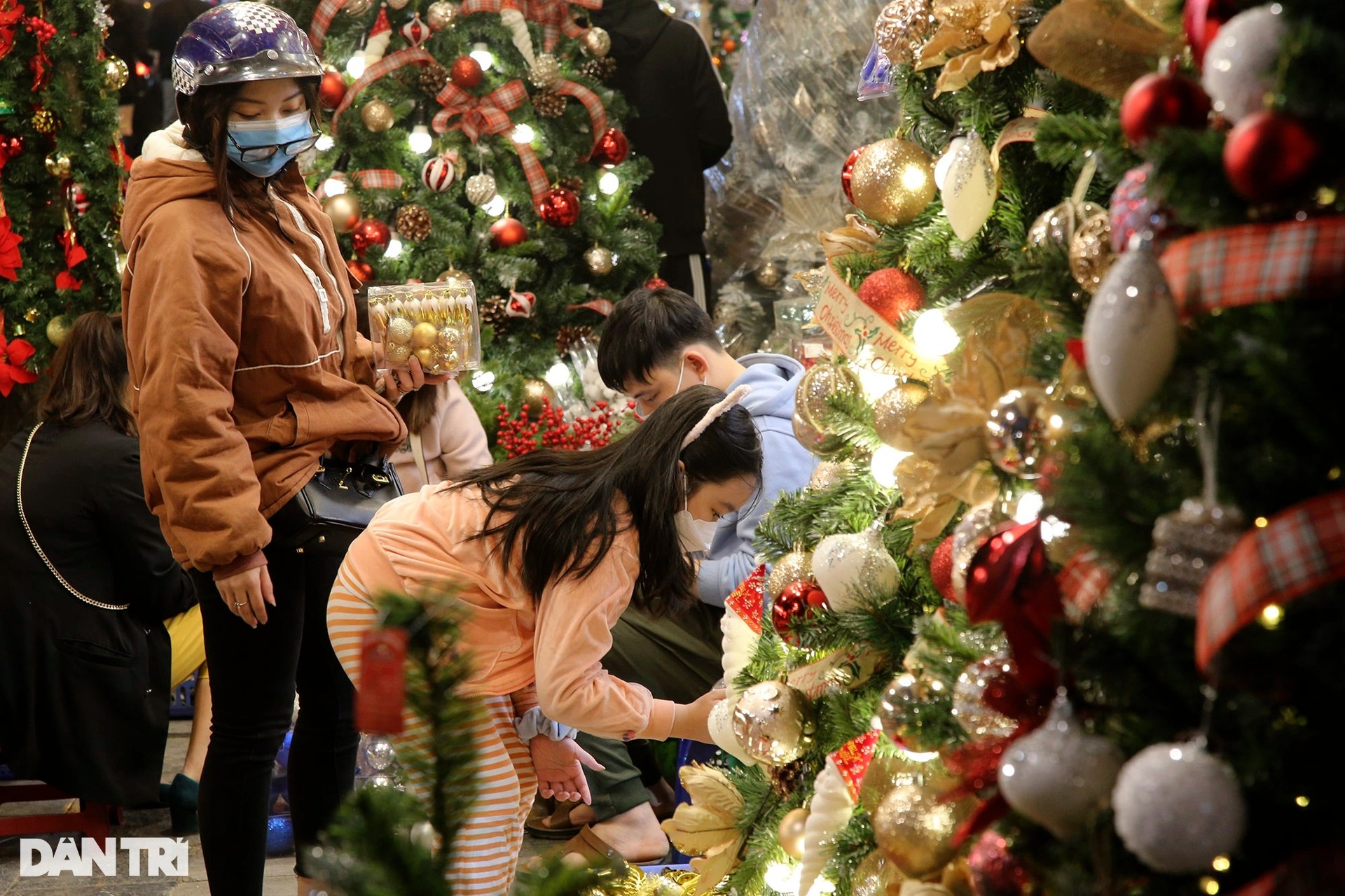 Đông nghịt người đổ về Hàng Mã mua sắm đón Noel 2021 - 14 Đông nghịt người đổ về Hàng Mã mua sắm đón Noel 2021 - 14