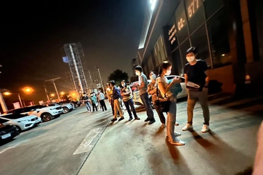 Khách hàng chầu chực cả đêm để đăng ký mua một mẫu ô tô điện Trung Quốc