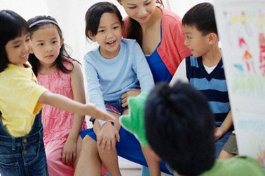 Giúp con kết bạn khi đến trường