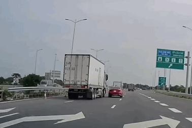 Chuyển làn bất cẩn, ô tô tải đâm xe con xoay ngang trên đường cao tốc
