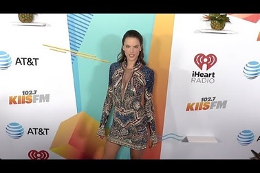 Alessandra Ambrosio khoe dáng chuẩn