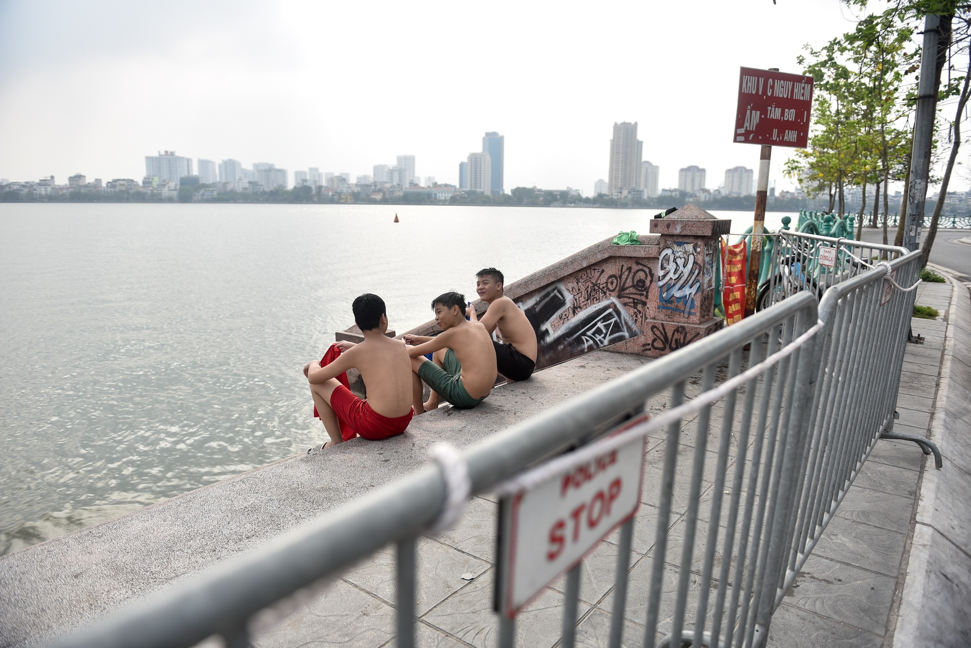 Hà Nội: Đua nhau vượt rào chắn Covid-19 xuống hồ Tây tắm giải nhiệt - 5