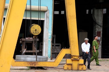 Bị hàng tấn sắt đè lên người, một công nhân chết thảm