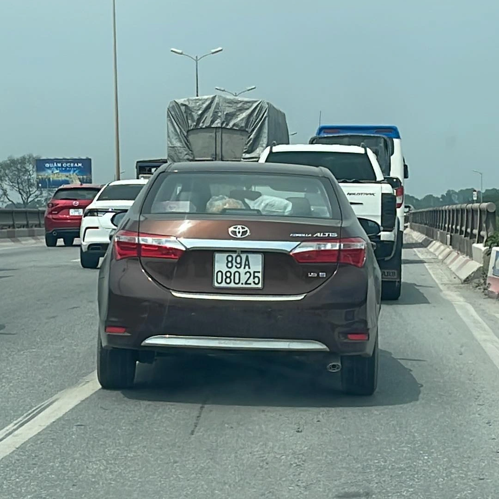 Cấm đi vào làn khẩn cấp đường Vành đai 3 khiến ùn tắc thêm trầm trọng - 1 Cấm đi vào làn khẩn cấp đường Vành đai 3 khiến ùn tắc thêm trầm trọng - 1