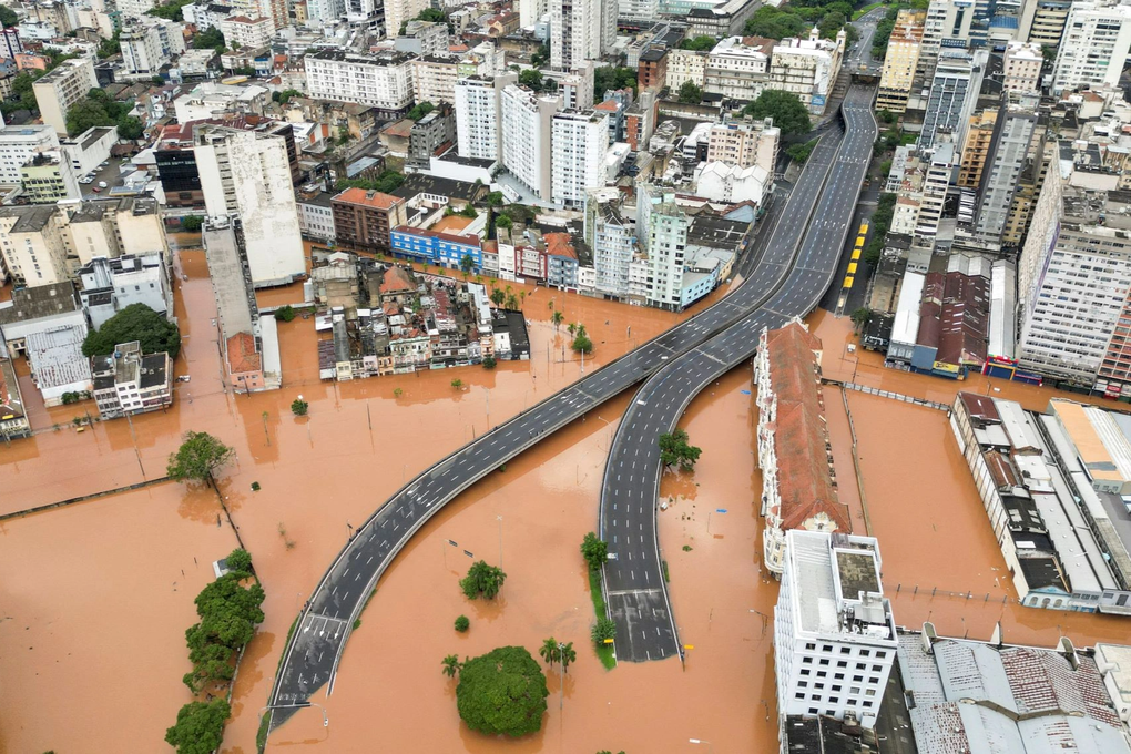 Lũ lụt nhấn chìm đường phố Brazil, gần 80 người chết - 1 Lũ lụt nhấn chìm đường phố Brazil, gần 80 người chết - 1